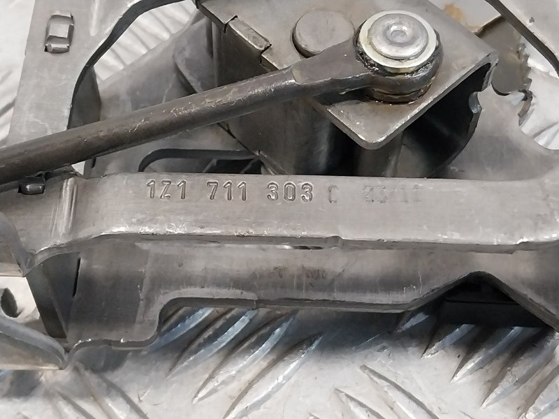 Recambio de palanca freno de mano para skoda yeti 1.2 tsi referencia OEM IAM 1Z1711303  1J0947561