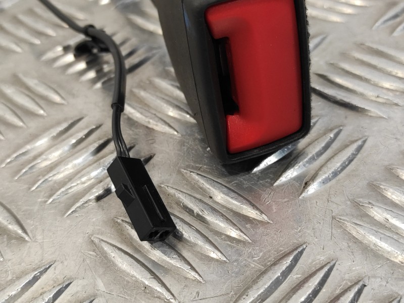 Recambio de enganche cinturon delantero izquierdo para cupra formentor km (fm6) referencia OEM IAM 8Y0857755  