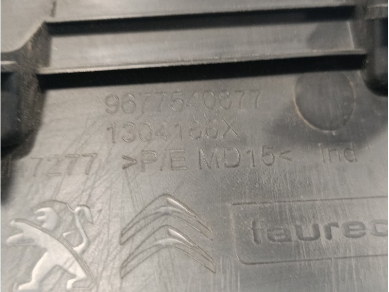 Recambio de moldura para peugeot 308 1.6 blue-hdi fap referencia OEM IAM 9677540877  