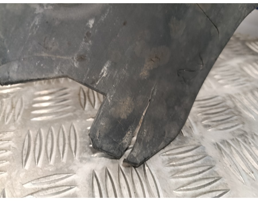 Recambio de plastico paso rueda trasero izquierdo para peugeot 308 1.6 blue-hdi fap referencia OEM IAM 9677267180  