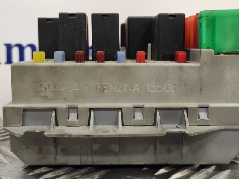 Recambio de caja reles / fusibles para alfa romeo 147 (190) 1.6 16v cat referencia OEM IAM 51742419  