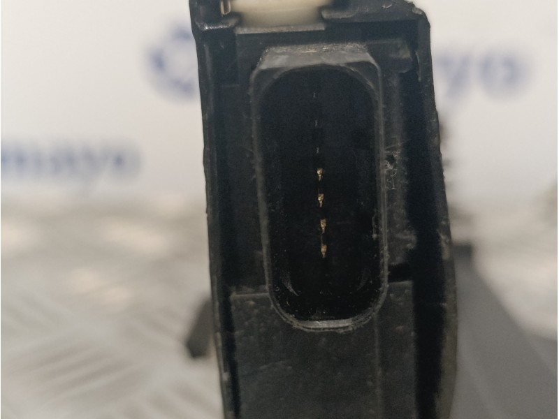 Recambio de cerradura puerta delantera izquierda para peugeot 308 1.6 blue-hdi fap referencia OEM IAM 9810309480  