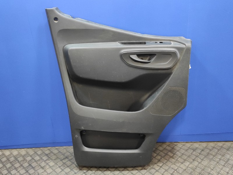 Recambio de guarnecido puerta delantera izquierda para mercedes-benz sprinter iii furgón fwd referencia OEM IAM A9077201600  