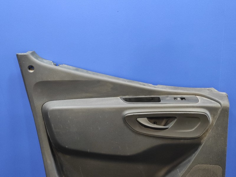 Recambio de guarnecido puerta delantera izquierda para mercedes-benz sprinter iii furgón fwd referencia OEM IAM A9077201600  