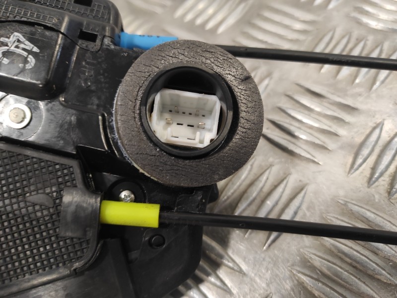 Recambio de cerradura puerta trasera derecha para toyota auris 1.8 16v (híbrido) referencia OEM IAM   