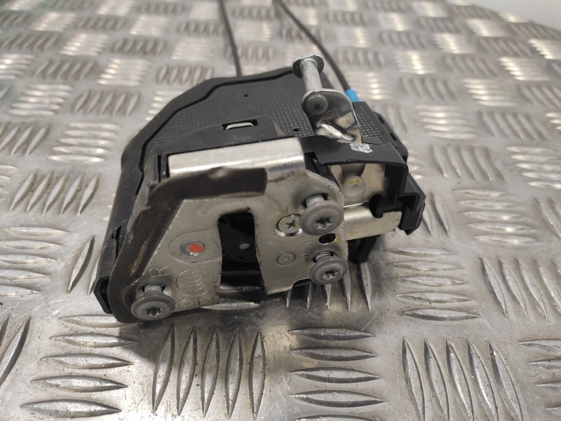 Recambio de cerradura puerta trasera derecha para toyota auris 1.8 16v (híbrido) referencia OEM IAM   