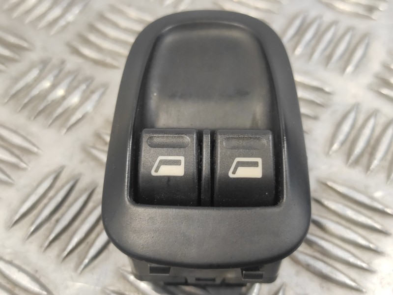 Recambio de mando elevalunas delantero derecho para peugeot 206 berlina 1.4 hdi referencia OEM IAM 9506  