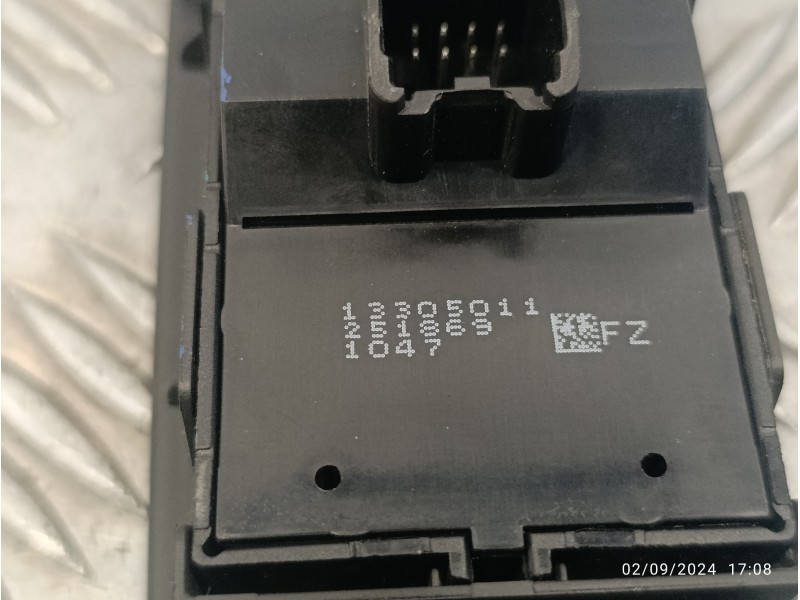 Recambio de mando elevalunas delantero izquierdo para opel astra j lim. 2.0 16v cdti referencia OEM IAM 13305011  