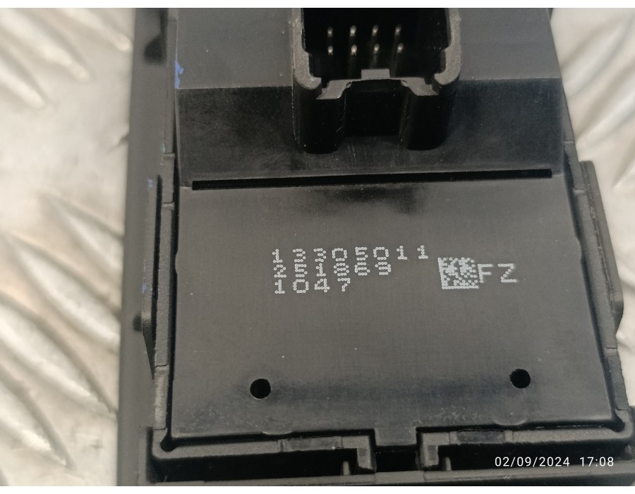 Recambio de mando elevalunas delantero izquierdo para opel astra j lim. 2.0 16v cdti referencia OEM IAM 13305011  