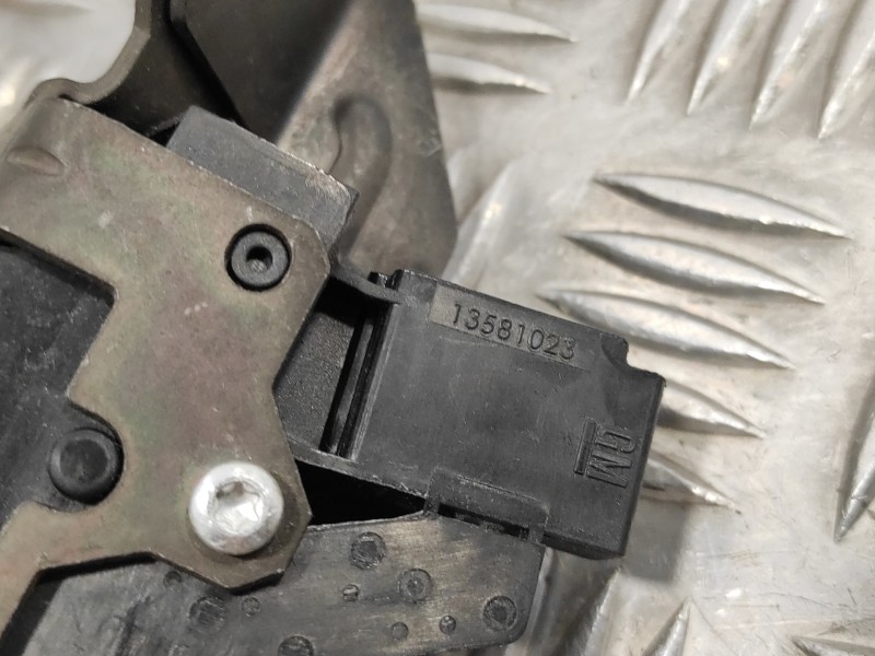 Recambio de cerradura maletero / porton para opel astra j lim. 2.0 16v cdti referencia OEM IAM 13581023  