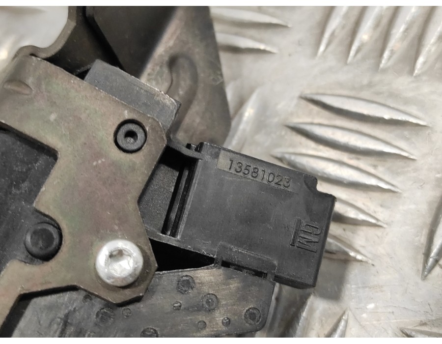 Recambio de cerradura maletero / porton para opel astra j lim. 2.0 16v cdti referencia OEM IAM 13581023  