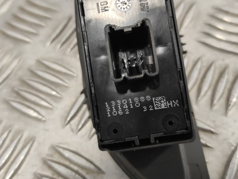 Recambio de mando elevalunas trasero derecho para opel astra j lim. 2.0 16v cdti referencia OEM IAM 13258640  