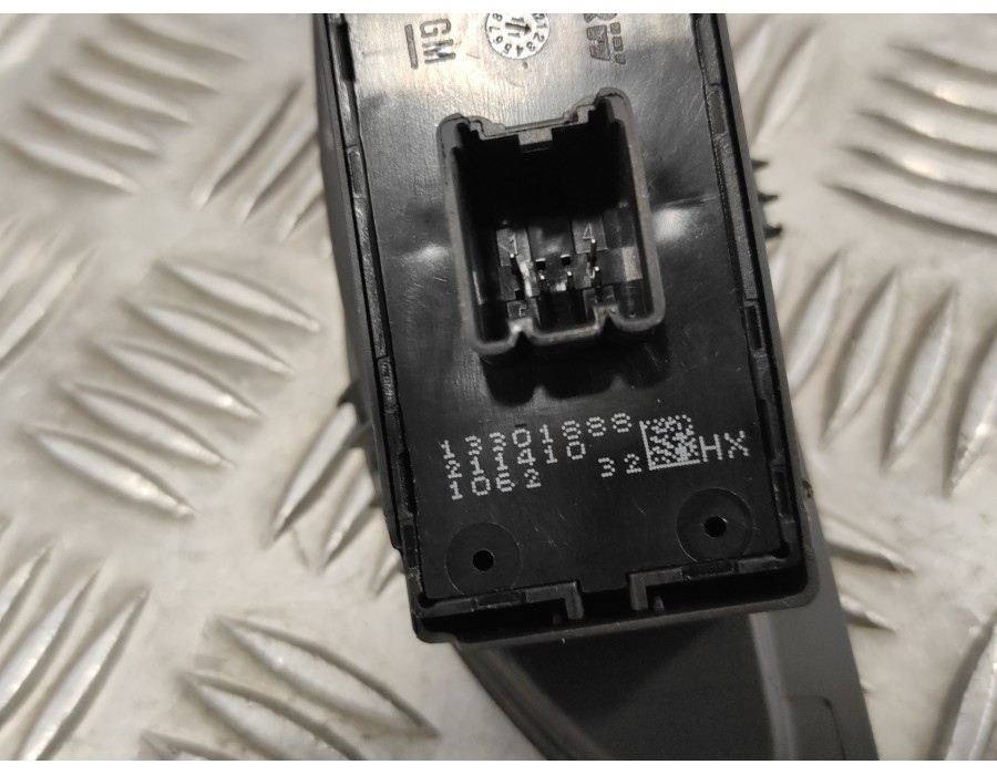 Recambio de mando elevalunas trasero derecho para opel astra j lim. 2.0 16v cdti referencia OEM IAM 13258640  