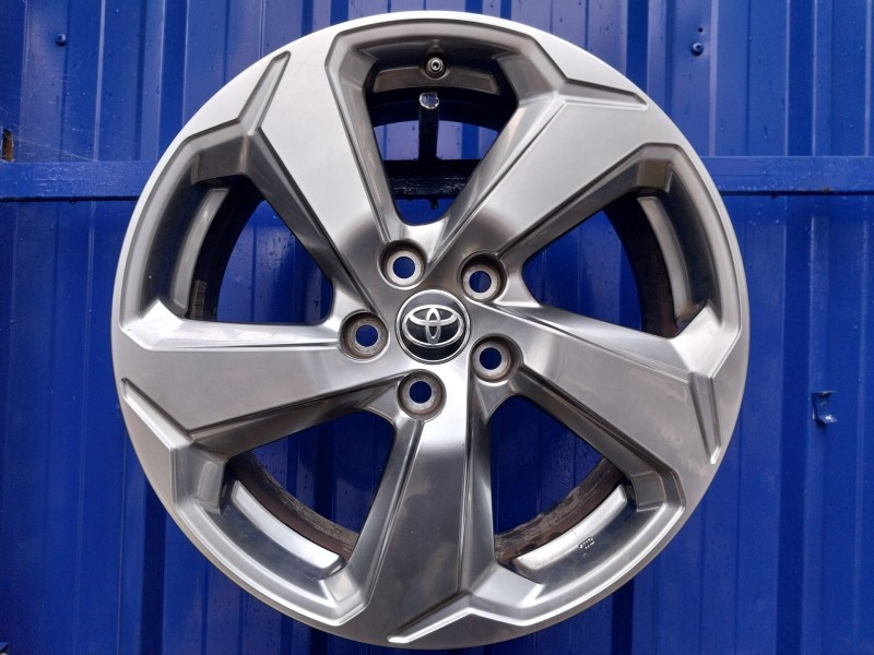 Recambio de llanta para toyota rav4 referencia OEM IAM 4261142790  007276/2017