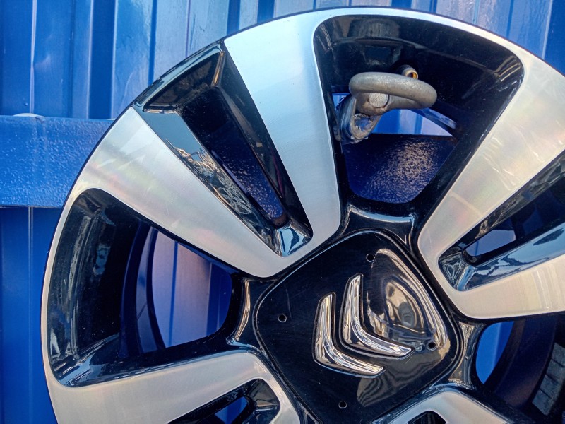Recambio de llanta para citroën c3 referencia OEM IAM 9813075077  