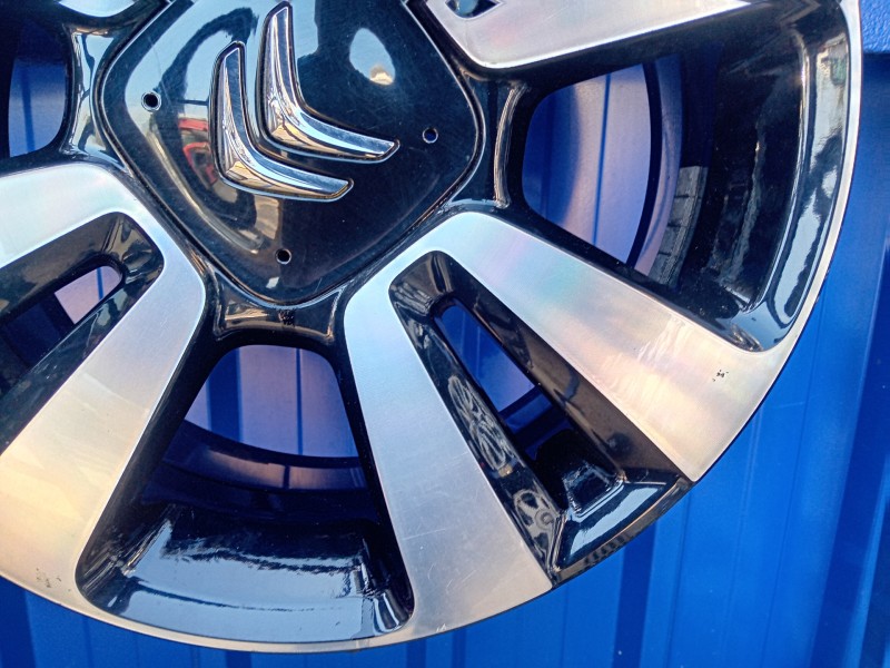Recambio de llanta para citroën c3 referencia OEM IAM 9813075077  