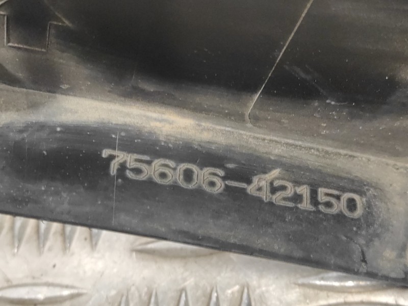 Recambio de aletin trasero izquierdo para toyota rav4 referencia OEM IAM 7560642150  