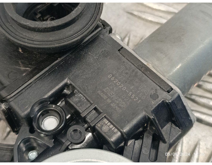 Recambio de elevalunas trasero derecho para toyota rav4 referencia OEM IAM 8571042150  0620205521