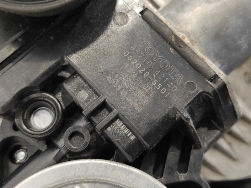 Recambio de elevalunas delantero derecho para toyota rav4 referencia OEM IAM 8571042140  0620205501