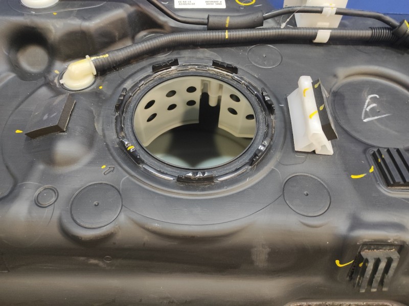 Recambio de deposito combustible para hyundai ioniq referencia OEM IAM 31100G2XXX  