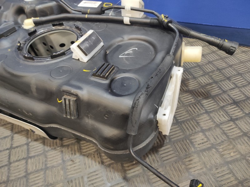 Recambio de deposito combustible para hyundai ioniq referencia OEM IAM 31100G2XXX  