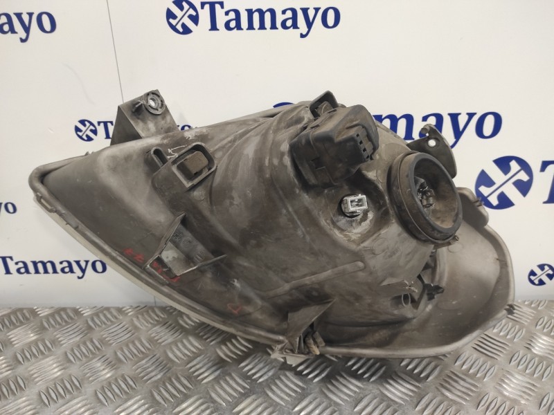 Recambio de faro derecho para renault trafic combi (ab 4.01) 1.9 diesel referencia OEM IAM 91165720  