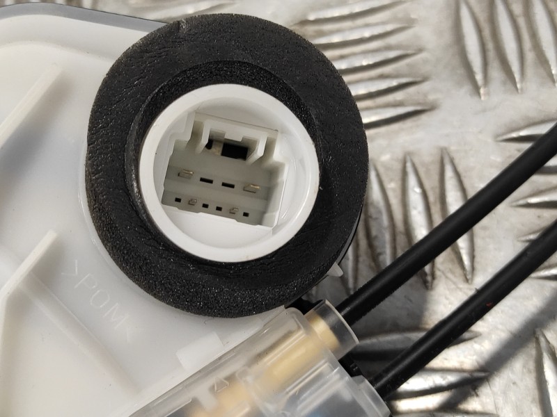 Recambio de cerradura puerta trasera izquierda para toyota rav4 referencia OEM IAM   