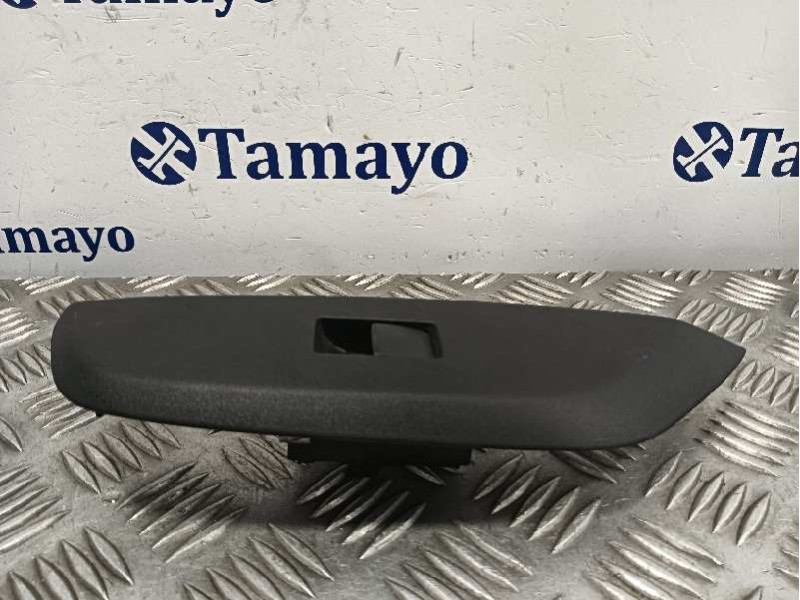 Recambio de mando elevalunas delantero derecho para toyota yaris (xpa1f/mxph11/chxnbw) hybrid 1.5cc referencia OEM IAM 74231K008