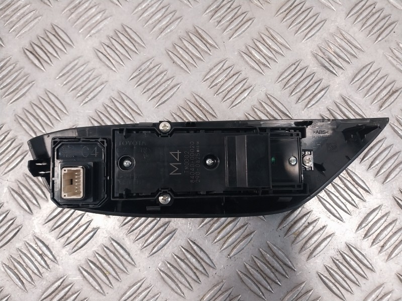 Recambio de mando elevalunas delantero izquierdo para toyota yaris (xpa1f/mxph11/chxnbw) hybrid 1.5cc referencia OEM IAM 840400D