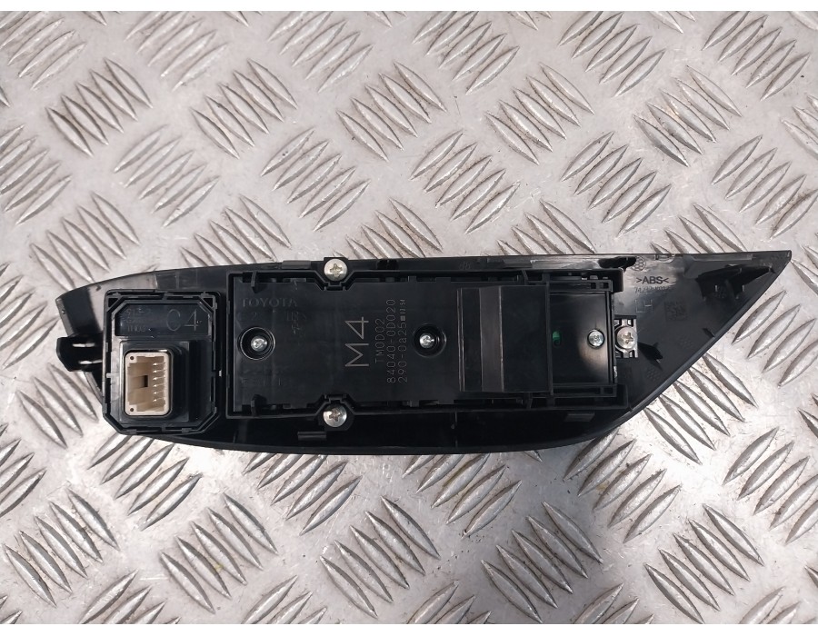 Recambio de mando elevalunas delantero izquierdo para toyota yaris (xpa1f/mxph11/chxnbw) hybrid 1.5cc referencia OEM IAM 840400D