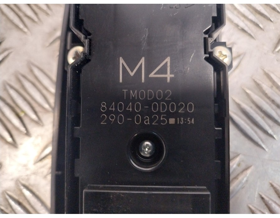 Recambio de mando elevalunas delantero izquierdo para toyota yaris (xpa1f/mxph11/chxnbw) hybrid 1.5cc referencia OEM IAM 840400D