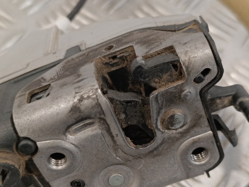 Recambio de cerradura puerta lateral derecha para peugeot partner kombi 1.6 blue-hdi fap referencia OEM IAM   