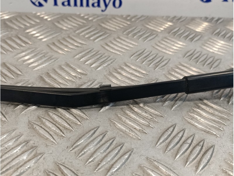 Recambio de brazo limpia delantero derecho para peugeot 3008 1.2 12v e-thp referencia OEM IAM 9810664980  