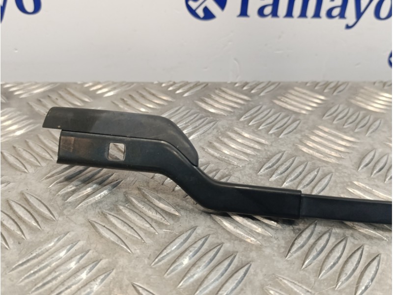 Recambio de brazo limpia delantero derecho para peugeot 3008 1.2 12v e-thp referencia OEM IAM 9810664980  