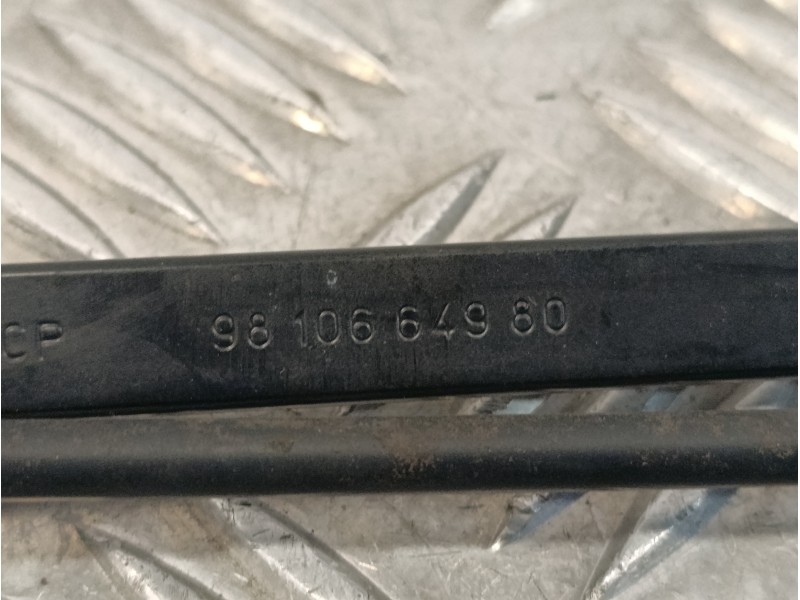 Recambio de brazo limpia delantero derecho para peugeot 3008 1.2 12v e-thp referencia OEM IAM 9810664980  