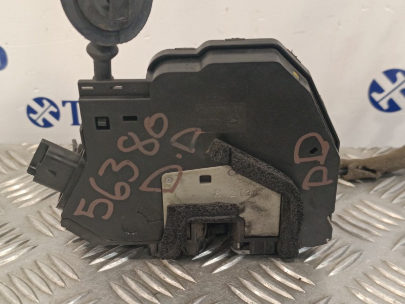 Recambio de cerradura puerta delantera derecha para renault clio iv 0.9 referencia OEM IAM 805004945R  40627203