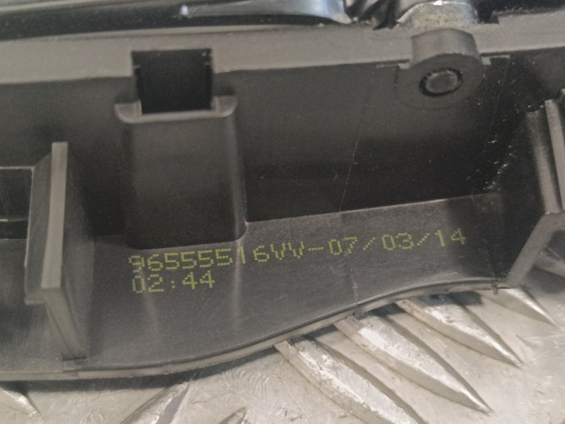 Recambio de maneta interior delantera derecha para peugeot 208 1.2 12v e-vti referencia OEM IAM 96555516VV  
