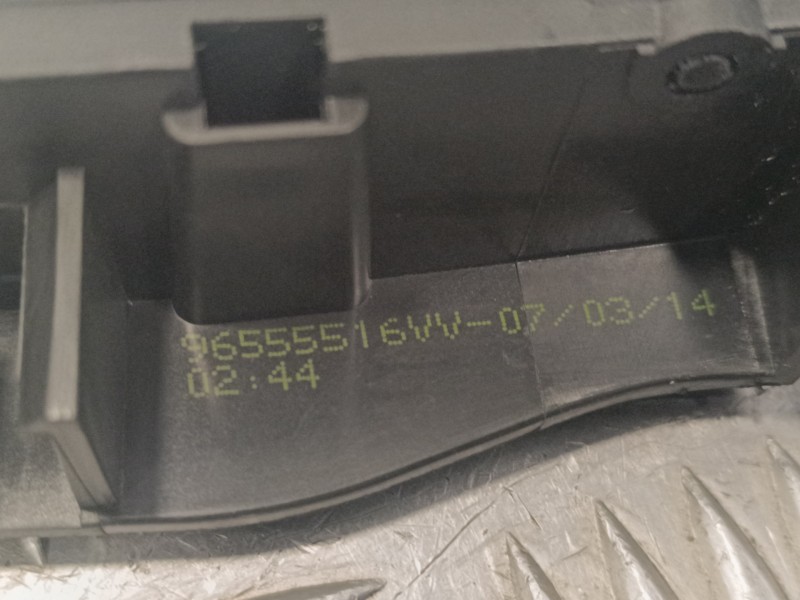 Recambio de maneta interior delantera derecha para peugeot 208 1.2 12v e-vti referencia OEM IAM 96555516VV  