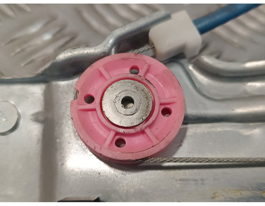 Recambio de elevalunas trasero derecho para peugeot 208 1.2 12v e-vti referencia OEM IAM 9673153880 32559000 A002C501