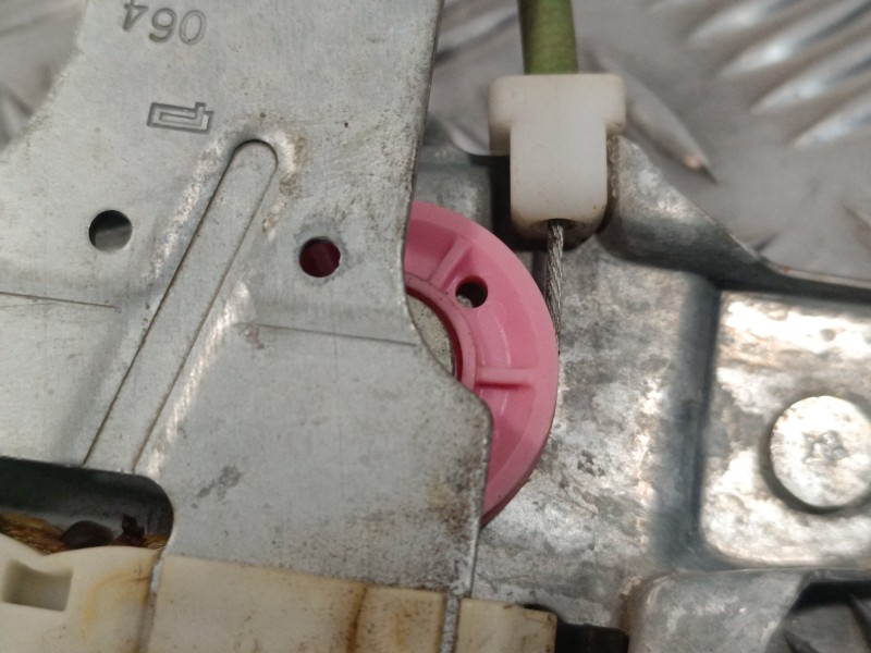 Recambio de elevalunas trasero derecho para peugeot 208 1.2 12v e-vti referencia OEM IAM 9673153880 32559000 A002C501