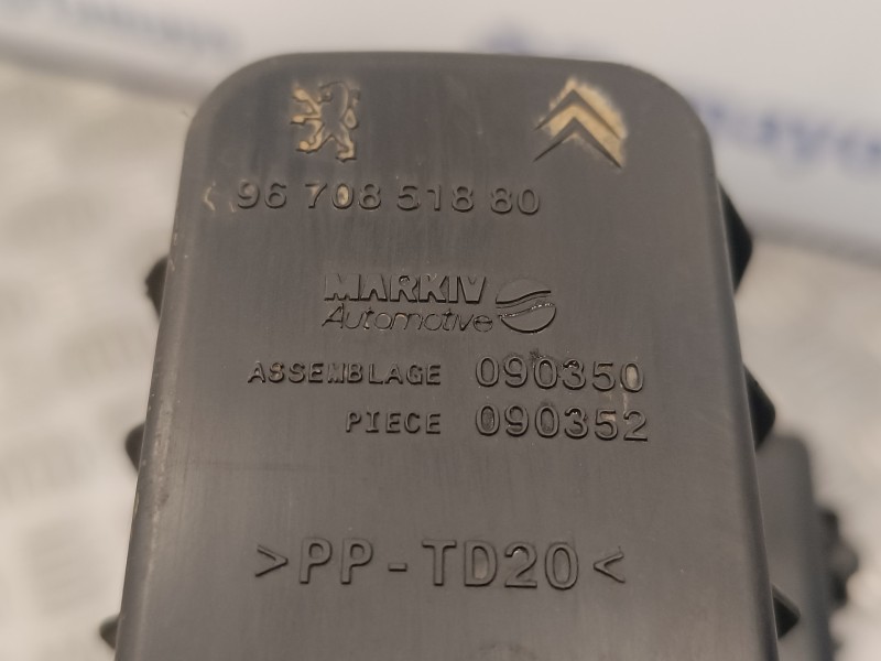 Recambio de carcasa filtro aire para peugeot 208 1.2 12v e-vti referencia OEM IAM 9670851880  