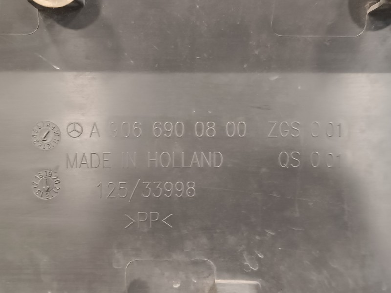 Recambio de moldura puerta trasera izquierda para volkswagen crafter caja cerrada 2.0 tdi referencia OEM IAM A9066900800  