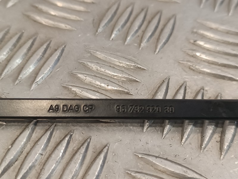 Recambio de brazo limpia delantero derecho para peugeot 208 1.2 12v e-vti referencia OEM IAM 9673292080  