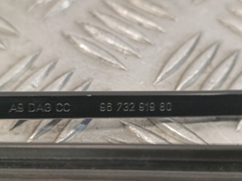 Recambio de brazo limpia delantero izquierdo para peugeot 208 1.2 12v e-vti referencia OEM IAM 9673291980  