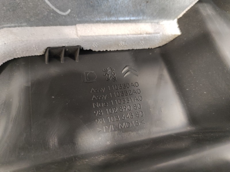 Recambio de moldura para peugeot 3008 1.2 12v e-thp referencia OEM IAM 9810289080  9810364380