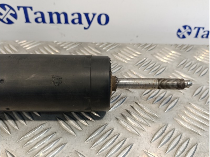 Recambio de amortiguador trasero derecho para kia sorento 2.5 crdi referencia OEM IAM 553103E500  