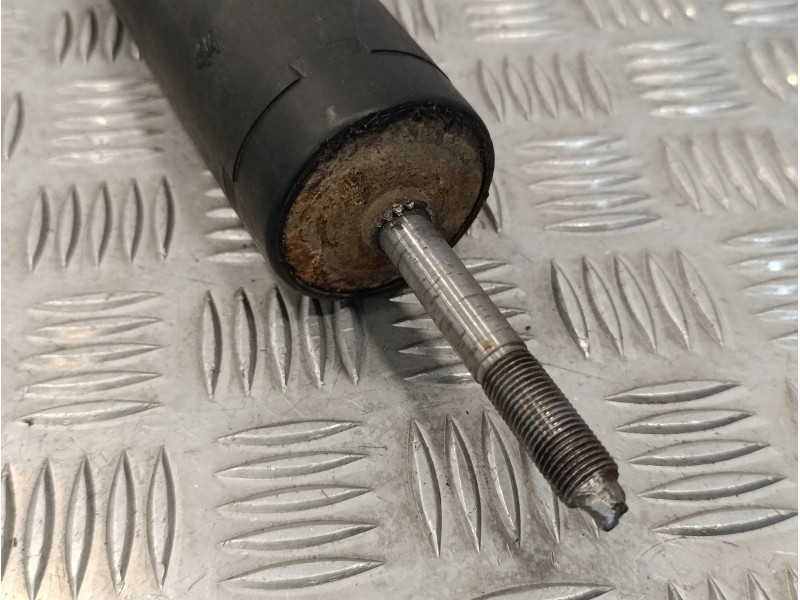 Recambio de amortiguador trasero derecho para kia sorento 2.5 crdi referencia OEM IAM 553103E500  