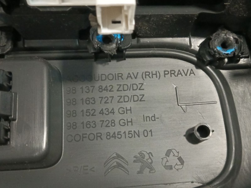 Recambio de moldura puerta delantera derecha para citroën c3 referencia OEM IAM 98137842  