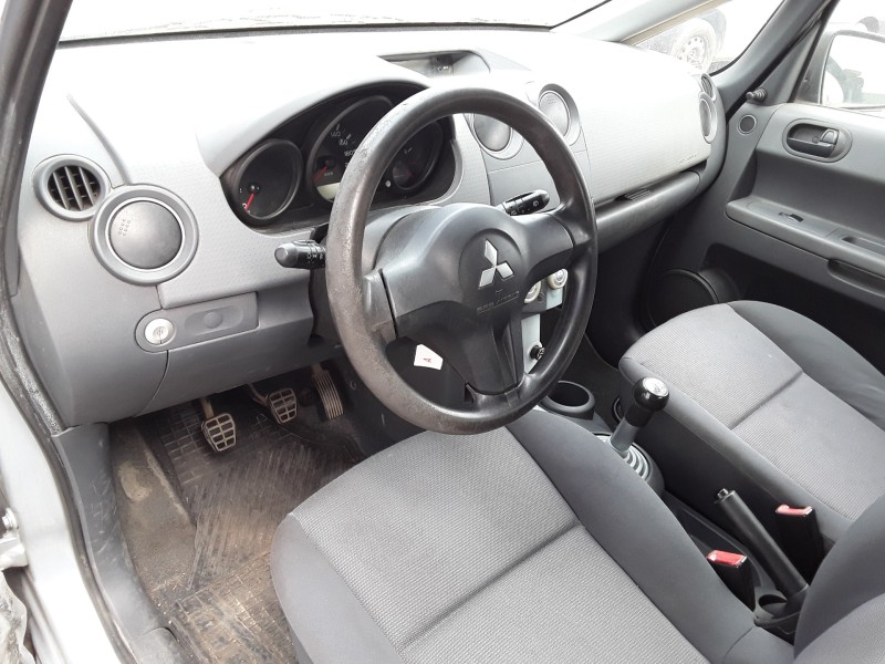 mitsubishi colt berlina 5 (z30a) del año 2004