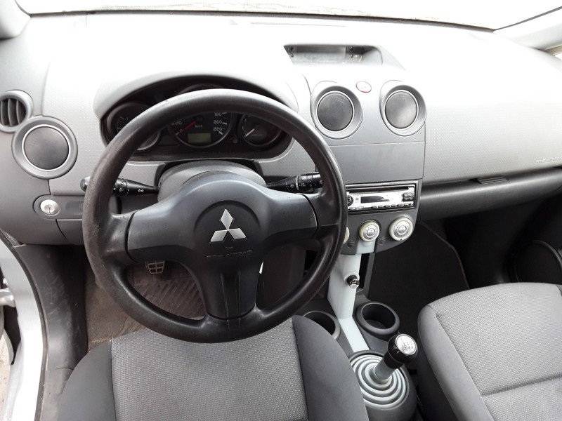 mitsubishi colt berlina 5 (z30a) del año 2004